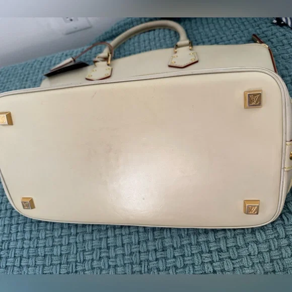 Louis Vuitton Suhali Lockit Bag in Preloved condition